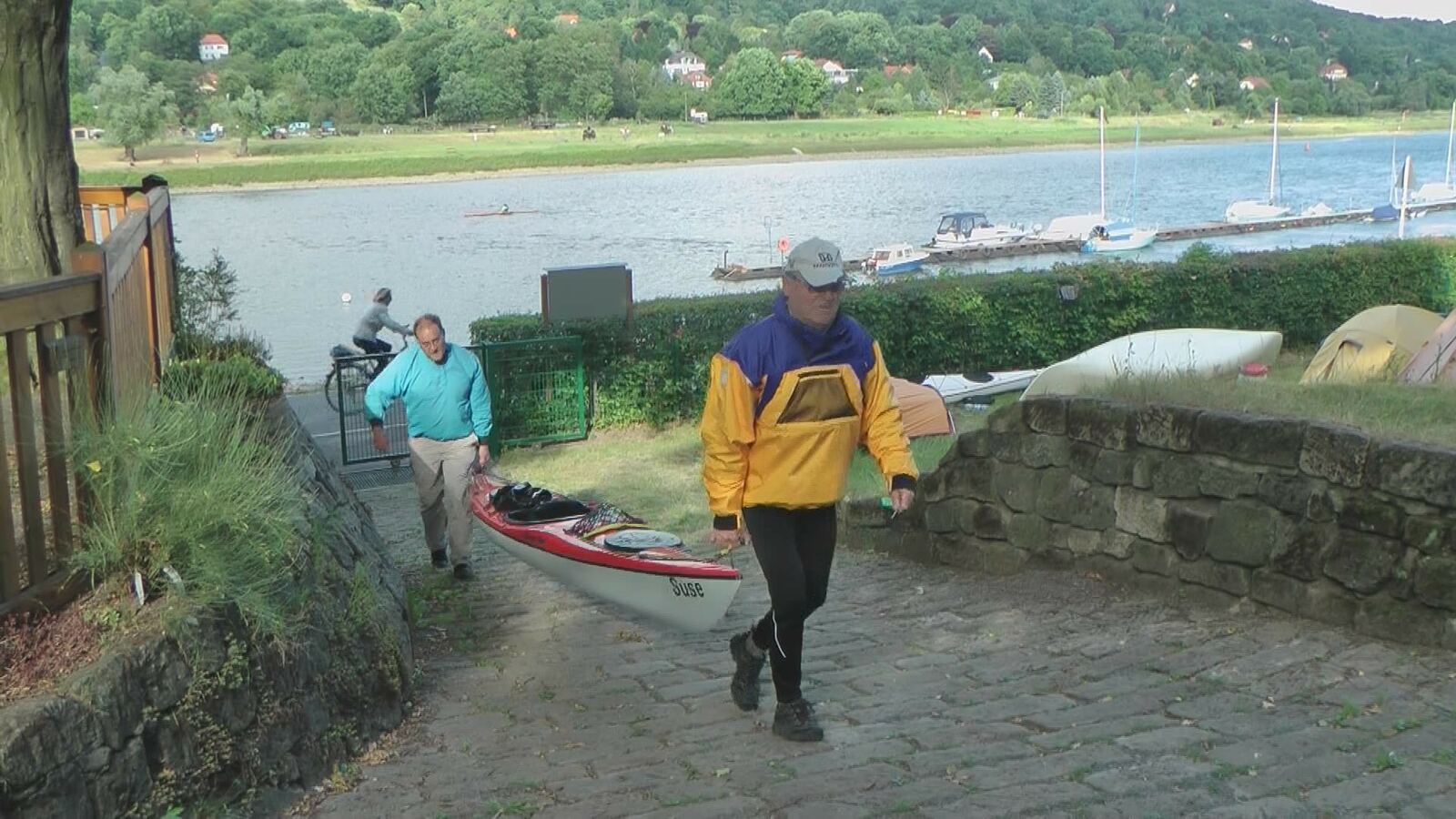 Manfred und Bernd tragen die Boote zum Platz