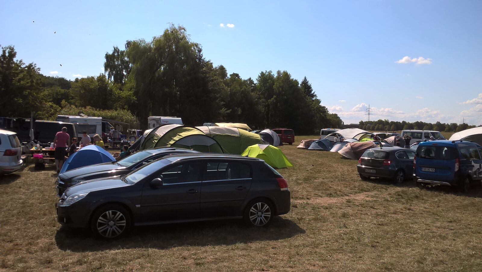 Zeltlager auf der Wiese